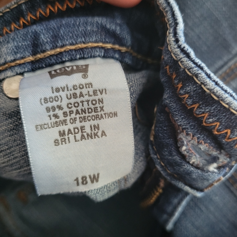 Levi's capris - Picture 3 of 4